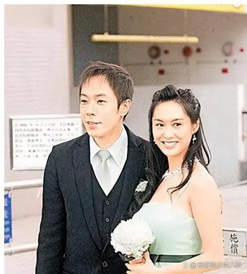 这个故事的主人公是朱茵和黄贯中,他们被誉为香港娱乐圈的甜蜜cp.