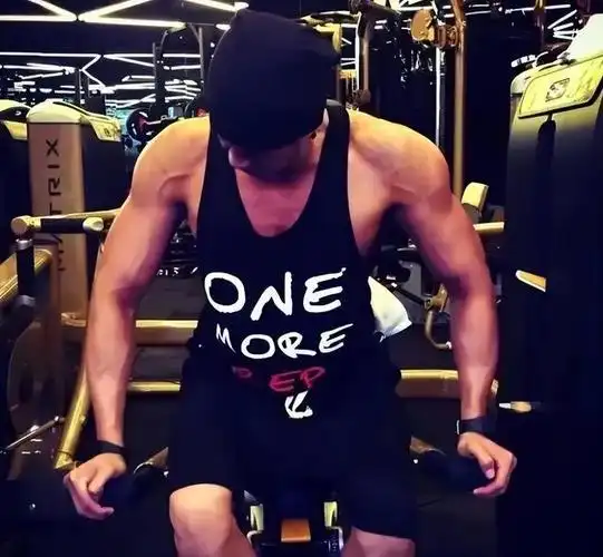 "何润东"天菜级别的坦克肌肉多诱人?没开玩笑!他49岁变这样?