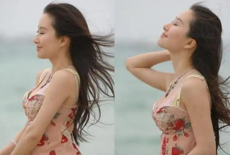 舒畅海边度假照曝光低领吊带裙曲线太美