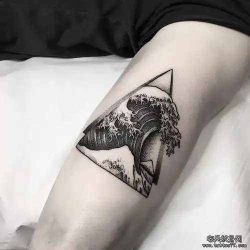 小腿黑灰海浪纹身图案
