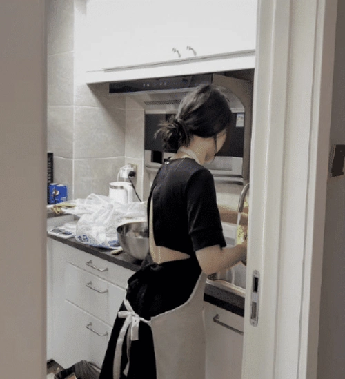 "媳妇第一次下厨要给我做饭,我该干点什么呢?"哈哈哈哈!