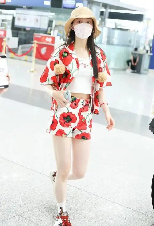 宋轶穿一身红色碎花套装戴大草帽度假风十足