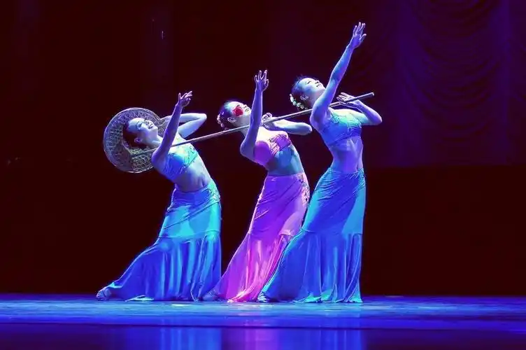 三人舞蹈造型三个人,舞蹈结束造型-图片大观-奇异网