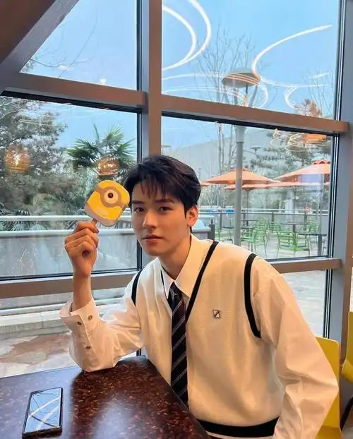 当肖战,龚俊,宋亚轩等一众男星穿上校服,你最想和谁做同桌?