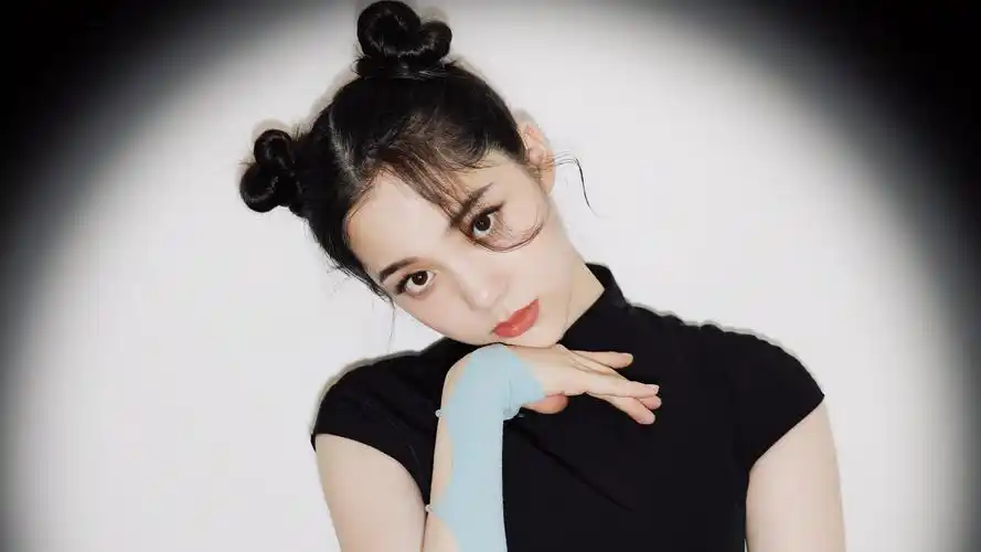 欧阳娜娜暗黑春丽俏皮可爱造型写真