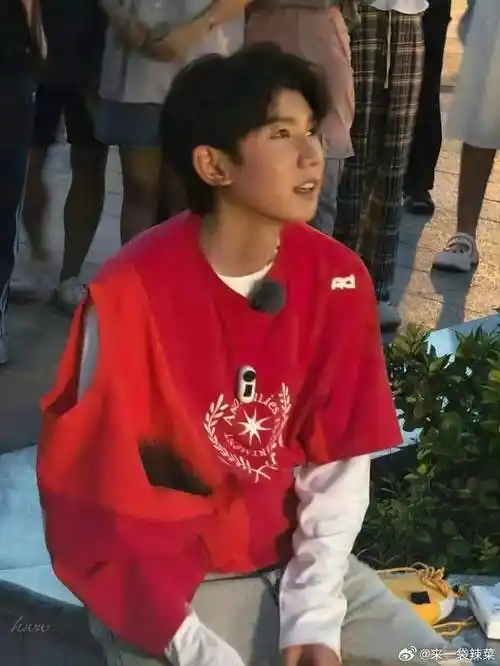 王俊凯 王源路人偶遇生图 676767