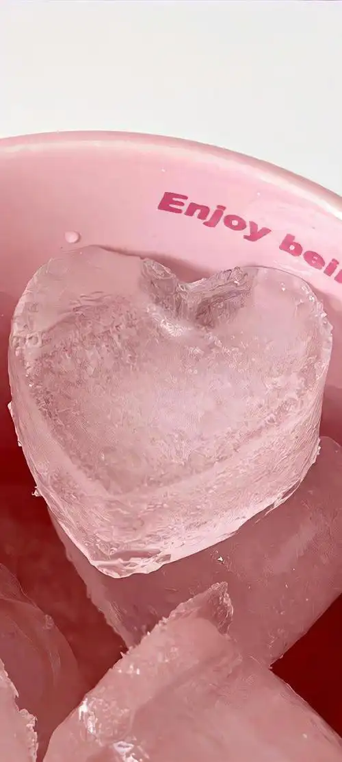 粉色,这个充满少女心的色彩,总能轻易点燃人们内心深处的温柔与甜蜜.