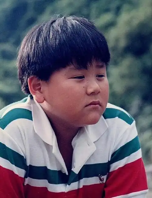 甚至在小学毕业时,身高不足一米五的彭于晏体重就已经达到了七十多