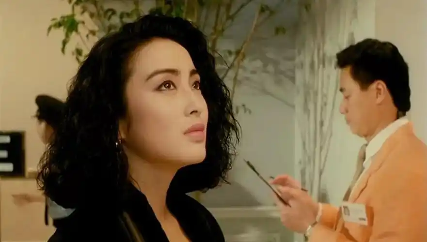 《赌神》中,她是赌神高进的女朋友珍妮特;《赌神2》中,她是高进的妻子