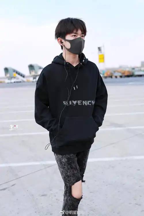 3月29日,易烊千玺现身北京机场,破洞牛仔裤 黑色卫衣