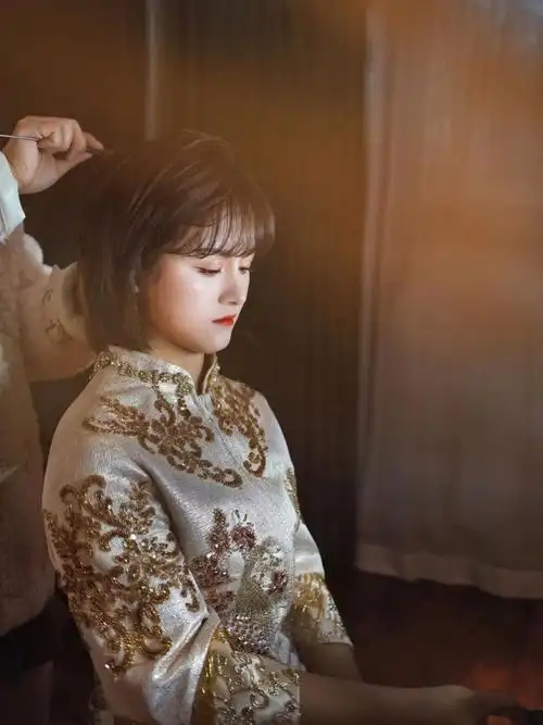 短发新娘的中式秀禾服造型