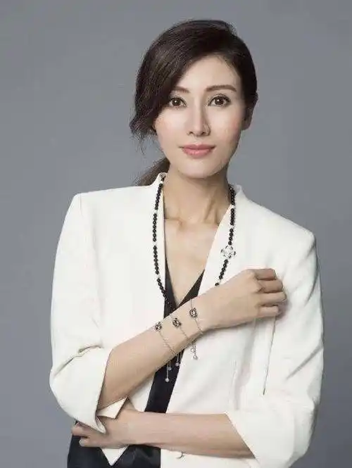 现备受许晋亨宠爱,"金牌小三"的上位路_李嘉欣_刘銮雄_倪震