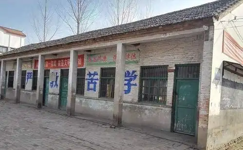 在上世纪七,八十年代,农村物质匮乏,近乎赤贫的家底和高强度的农作