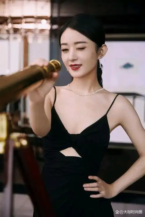 赵丽颖身着吊带小黑裙,展现出简约而性感的风格.