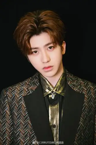 品牌分享蔡徐坤帅照 戴着眼镜别有一番韵味