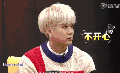 王嘉尔低头不开心抬头gif动图_动态图_表情包下载_soogif