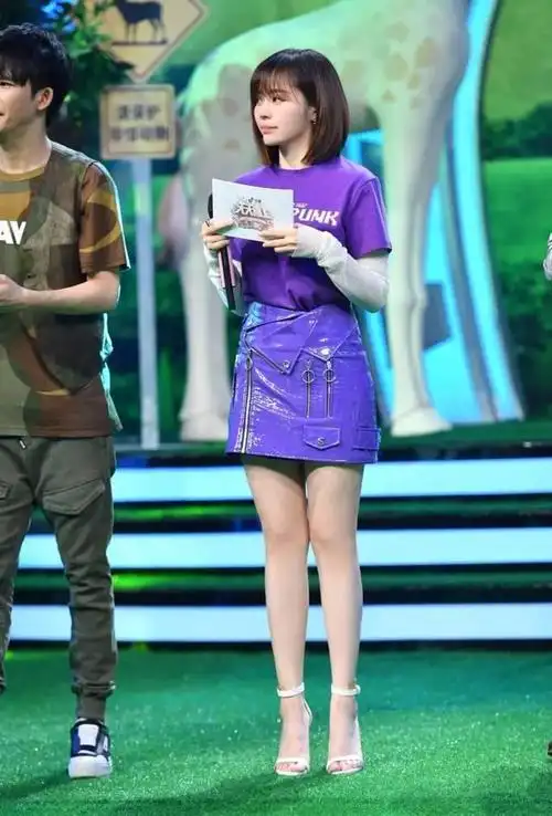 短发张靓颖真显脸小黑色腰带穿出水蛇腰