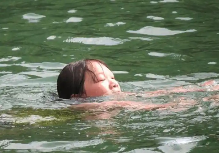 体验"溺水",一盆水讲清道理,孩子表示再也不去河边_家长_带着_游泳