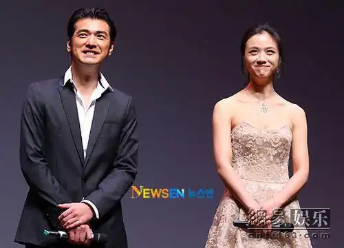 金城武汤唯笑对观众.