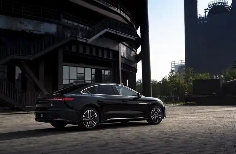 比亚迪汉纯粹的金属质感本真的黑色光华