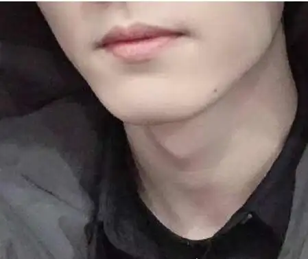 女生亲男生喉结有啥反应告诉你会秒硬超级敏感