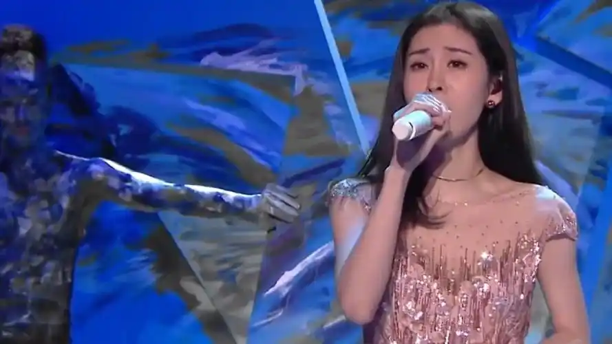 张碧晨现场演唱《红玫瑰》,唱到一半大秀舞蹈,张杰都看懵了!