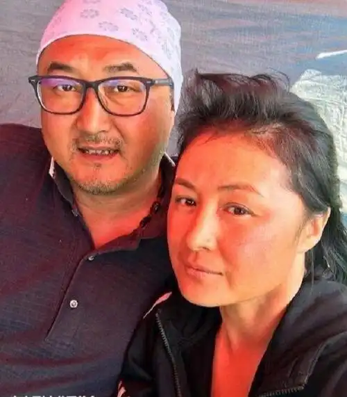 47岁谢大脚老公曝光隐藏了20年网友这长相看不下去