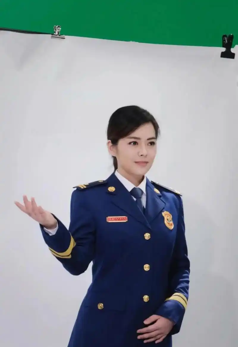 著名主持人陈辰,飒爽!