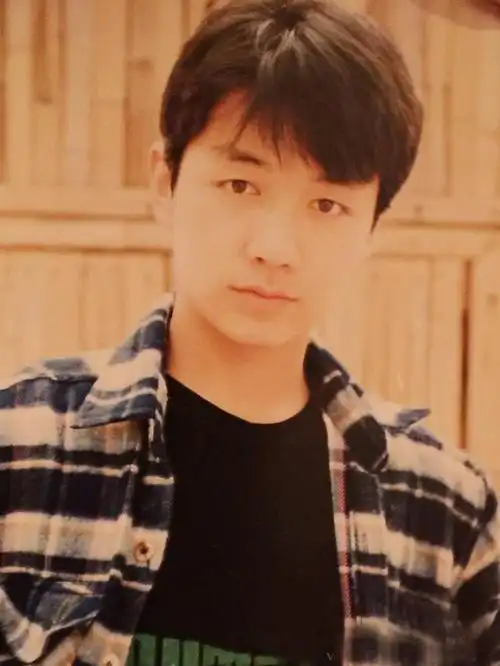 鲜为人知的是,年轻时的邢佳栋因打抱不平,人生遭受过重创,一度泪洒