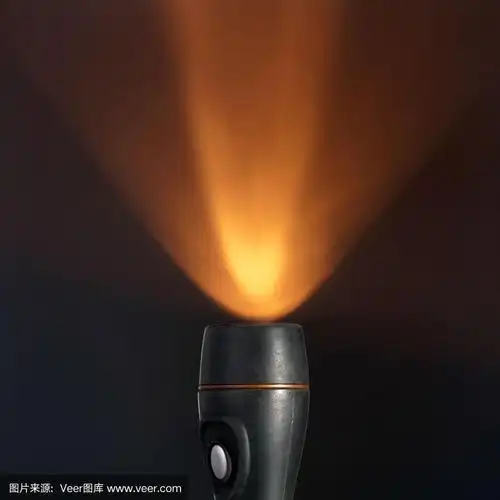 手电筒光束在黑暗的背景与复制空间