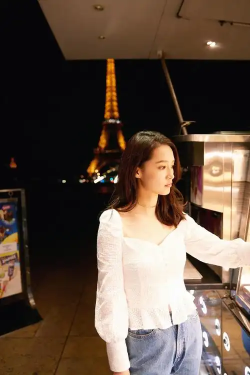 李沁巴黎游记曝光 行走的"时髦甜心"