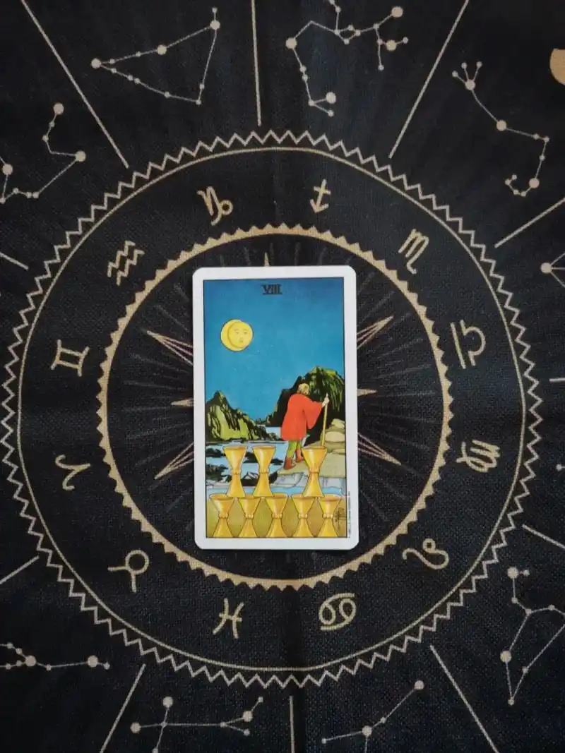 教你一个塔罗知识:圣杯八,从图案分解牌意 基础的牌意:圣杯八 【正位