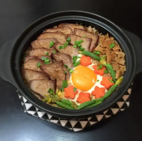 p>电饭锅煲仔饭是指用电饭锅来代替砂锅而做成的煲仔饭.