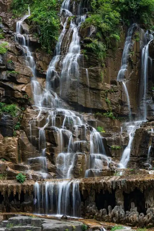 八里沟瀑布雄伟壮观,瀑布落差157米,宽5米,最大流量20个,一年四季不断