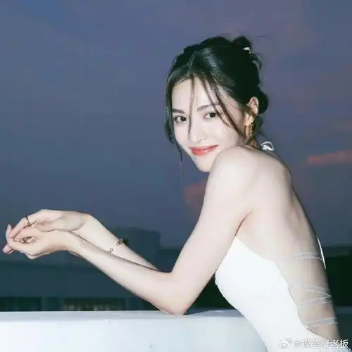 钟楚曦十八宫格泳池照#钟楚曦超话钟楚曦头像分享,自信大方的美