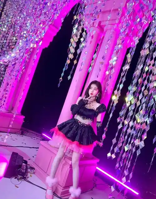 鞠婧祎新歌上线,舞台照流出,穿黑粉露腰小短裙甜美灵动 妩媚撩人