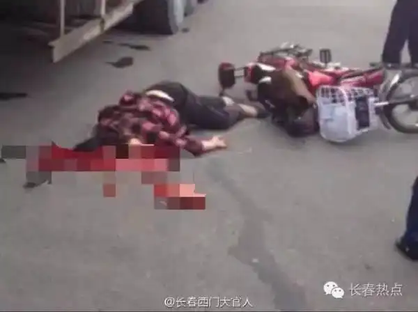 车祸,一骑电动车女子被一辆拉石子大挂车当场碾压,大妈当场死亡,脑浆
