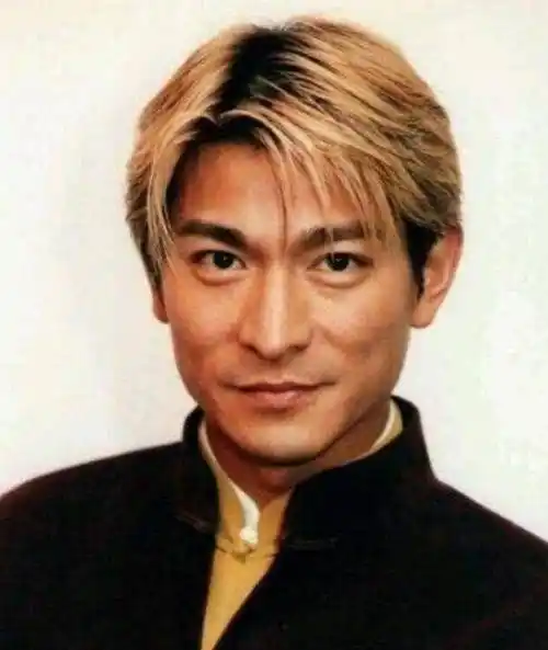 从一九九七年开始,刘德华很长时间以黄色头发的造型出现,并且在九八年