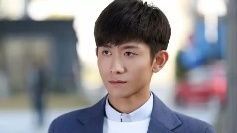 4黄子韬(1993年5月2日):出生于山东省青岛市,中国男歌手,演员.