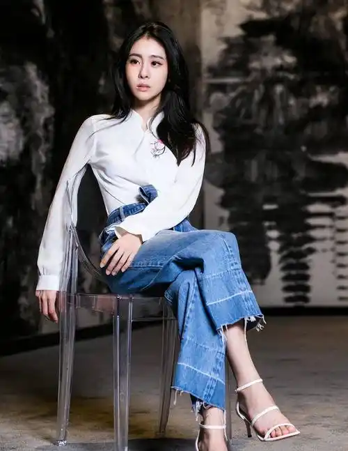 张碧晨和华晨宇在事件发生后,都面临着巨大的舆论压力.