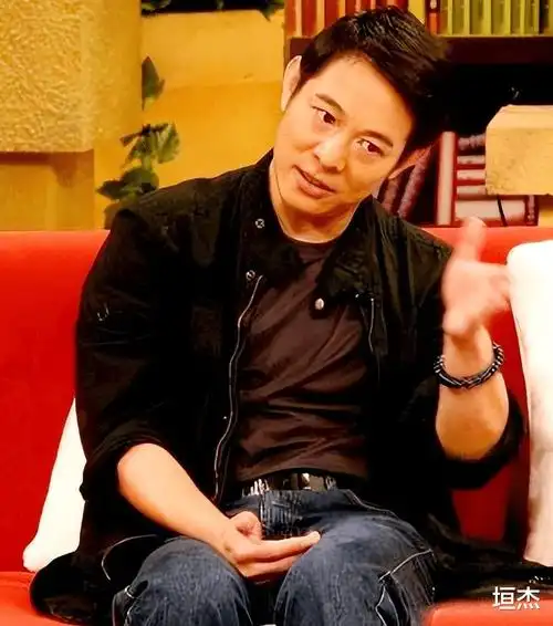 李连杰近照扎小辫满脸黑色老年斑和利智跪坐念经引热议