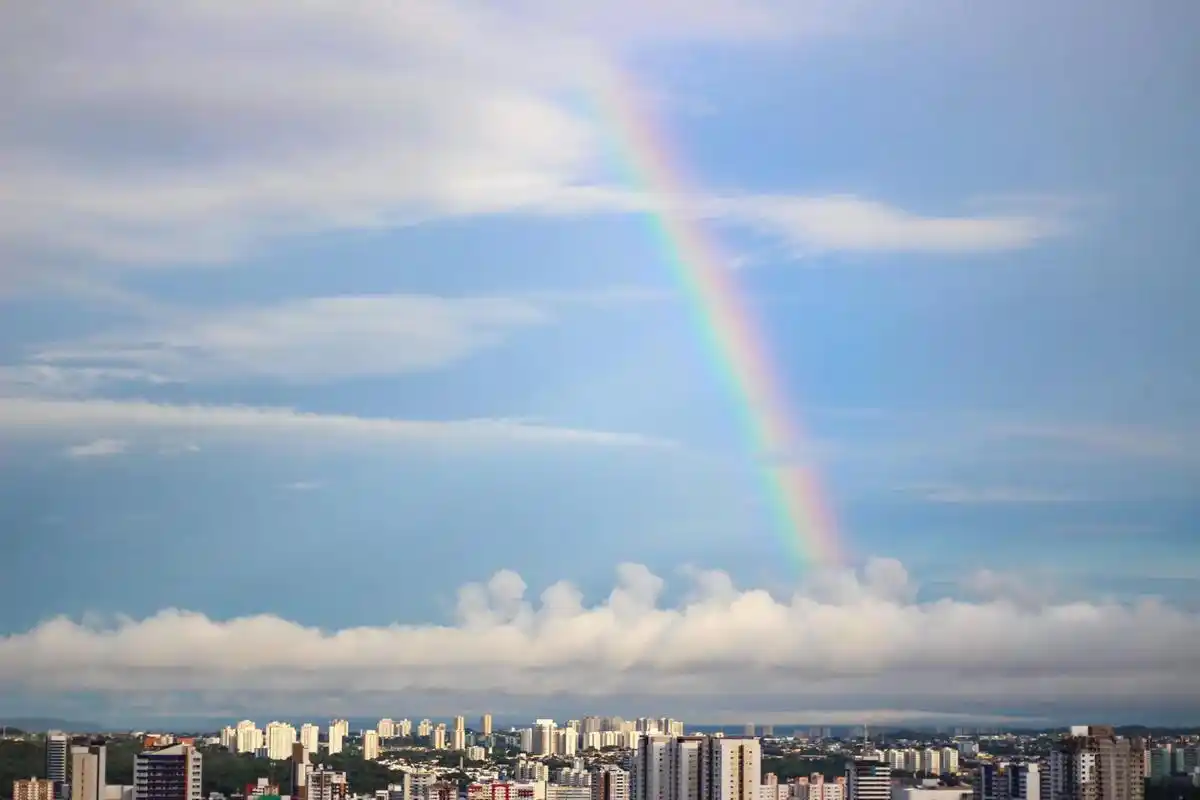 文案 #彩虹96 #壁纸 月色和雪色之间,你是第三种绝色. - 抖音