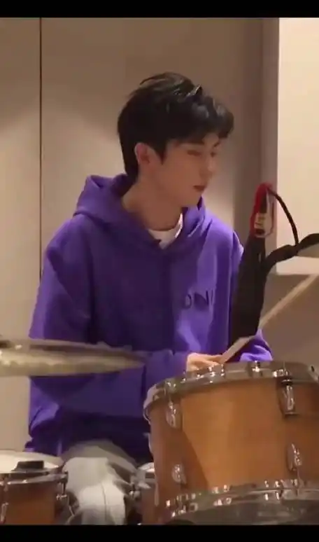 马嘉祺|郑州蛊王看看架子鼓小马 小野马也很帅#fri friday舞蹈训练室