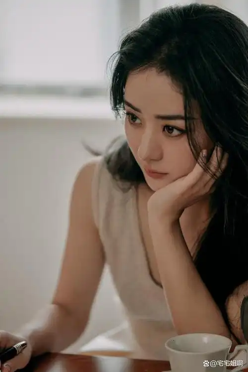 赵丽颖最新杂志花絮照来啦!看完真的觉得好文艺复古!