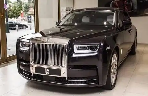 一富婆招男司机驾驶七百万豪车,月薪五万,因这3点没人敢应聘