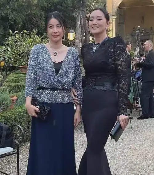 拍照时,巩俐罕见的将膝盖弯曲,仿佛是为了刻意迎合郭晶晶的身高,并且