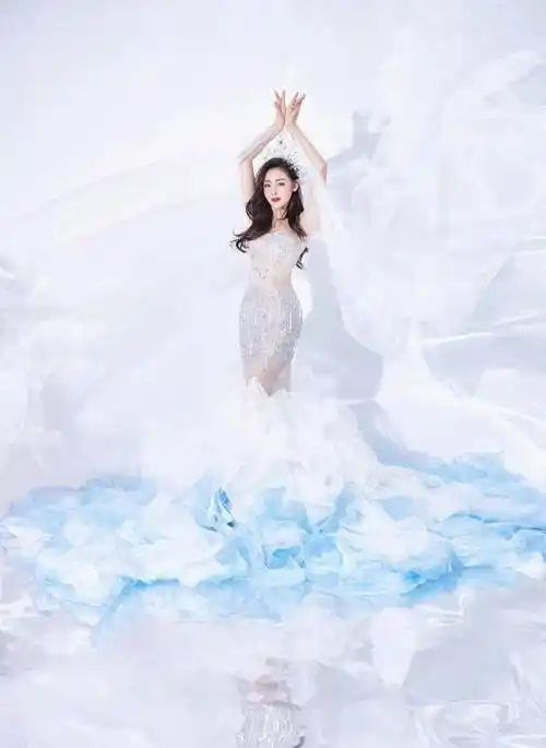 原创张天爱cos美人鱼穿白色亮片鱼尾裙仙气又妖娆