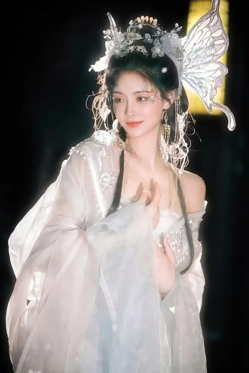 许佳琪蝴蝶仙子古装造型仙气飘飘,不食人间烟火#惊艳瞬间# #你心中的