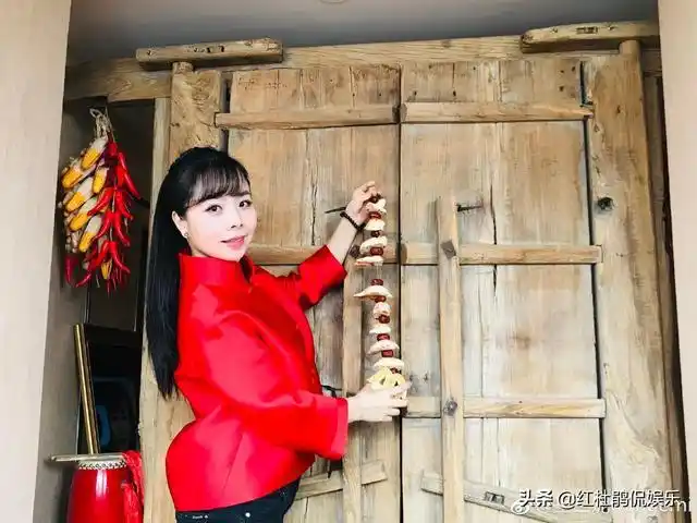 34岁青年歌手王二妮宣布顺利产子,感叹当妈不容易,宝宝非常可爱