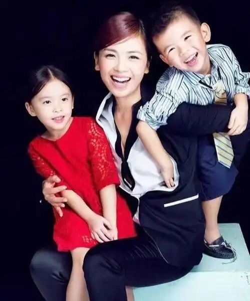 王珂携儿子女儿逛街,儿子身高超过爸爸,女儿背影超像妈妈刘涛